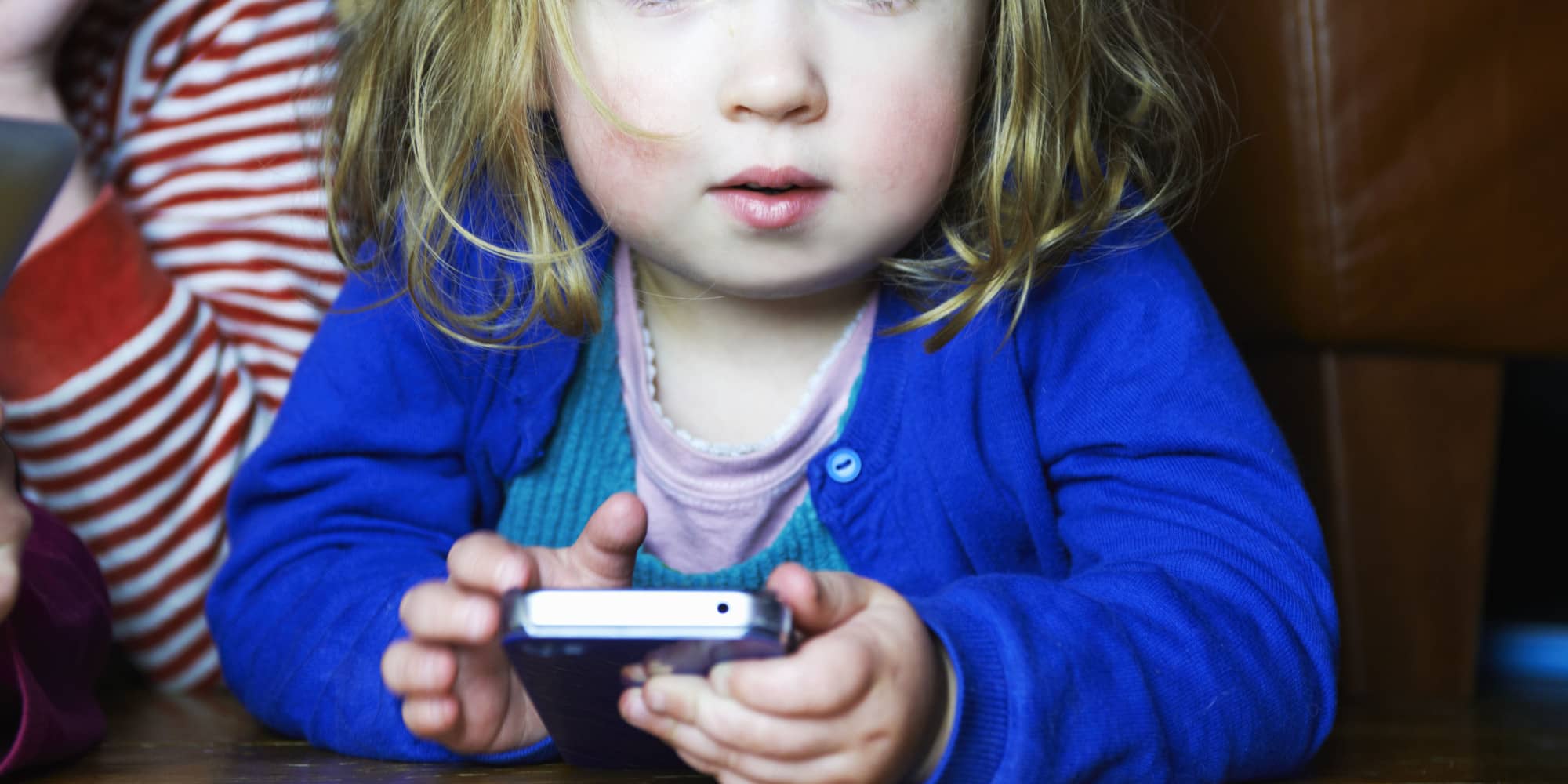 Фото ребенка с телефоном. Современные гаджеты в жизни детей. Ребенок с телефоном. Польза гаджетов. Малыш с телефоном.